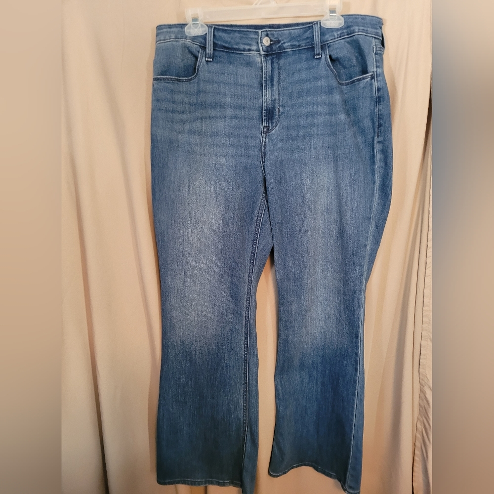 Size 14 Womens jeans by old navy. (4 pockets/ stretchy)